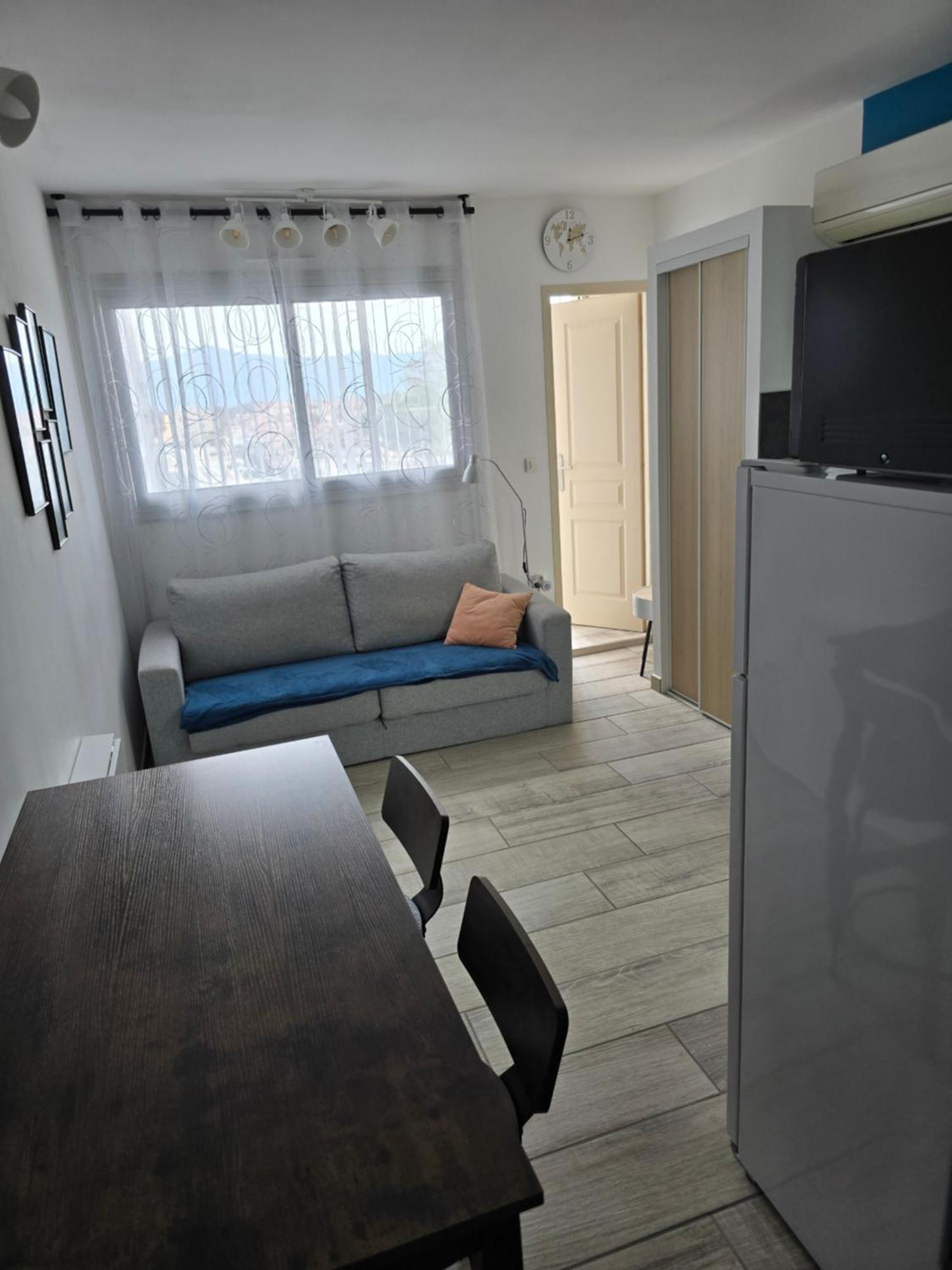Studio Climatise 50 M.Du Port سان سيبريان المظهر الخارجي الصورة